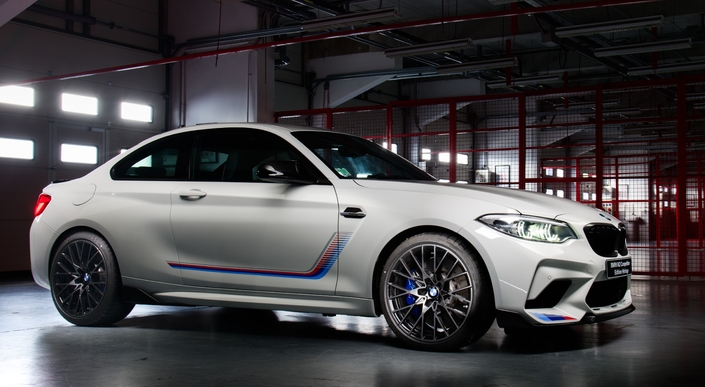 En 2019, BMW France a concocté une série spéciale M2 Heritage, inspirée de la 2002 Turbo, notamment par ses bandes colorées. 40 unités ont été fabriquées.