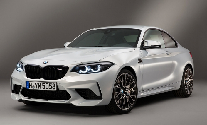 En 2018, la BMW M2 devient Competition en recevant le bloc S55 des M3/M4. A la clé, 410 ch. Notez les projecteurs et la calandre modifiés.