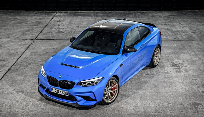 En 2019, la BMW M2 CS se veut bien plus radicale avec ses éléments de carrosserie comportant de la fibre de carbone (plus légers) et sa cavalerie portée à 450 ch.