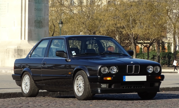 Sacrée gueule que celle de la BMW 325 iS, abaissée et posée sur de belles jantes BBS en 16 pouces.