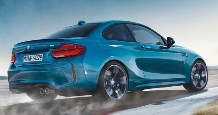 Pour 2018, la BMW M2 subit de très légères retouches (nouveaux feux arrière), alors que dans le cockpit, un note un tableau modifié et une nouvelle instrumentation. La mécanique ne change pas.