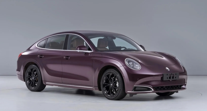 Et voici en violet la déclinaison berline de l’Ora 7.