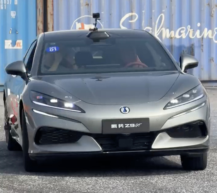 Le clip promotionnel montre la voiture sans conducteur.