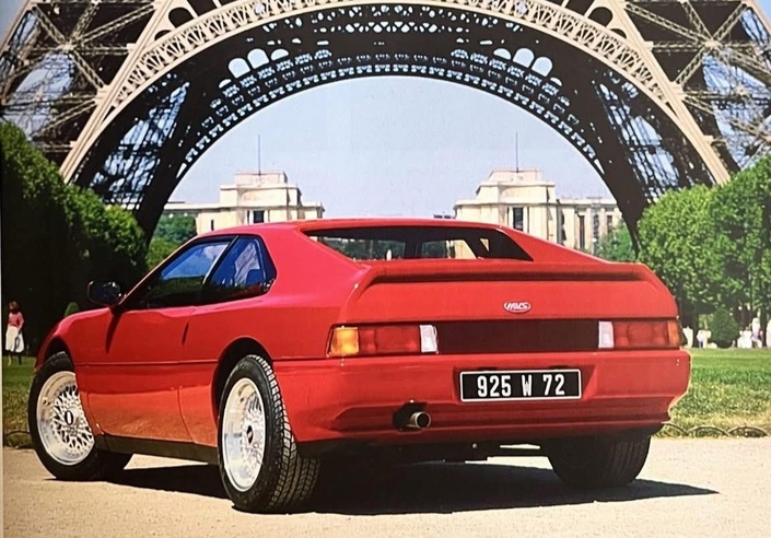 D'une belle robe rouge pétant, la MVS Venturi à moteur de 505 Turbo fait forte impression lors de son lancement en mai 1986.