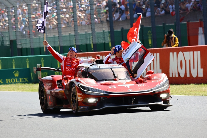 Une voiture rouge a gagné aux 24 Heures du Mans, mais pas celle que vous croyez ! Photo MaxPPP.
