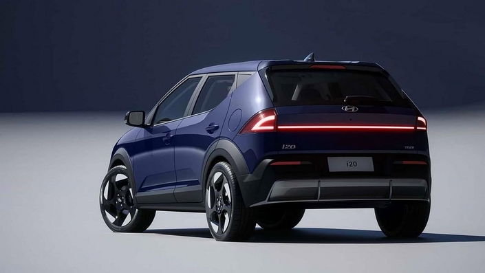 Les bandeaux lumineux sont de rigueur à l’avant et à l’arrière. La voiture mesure 4,13 mètres de long.
