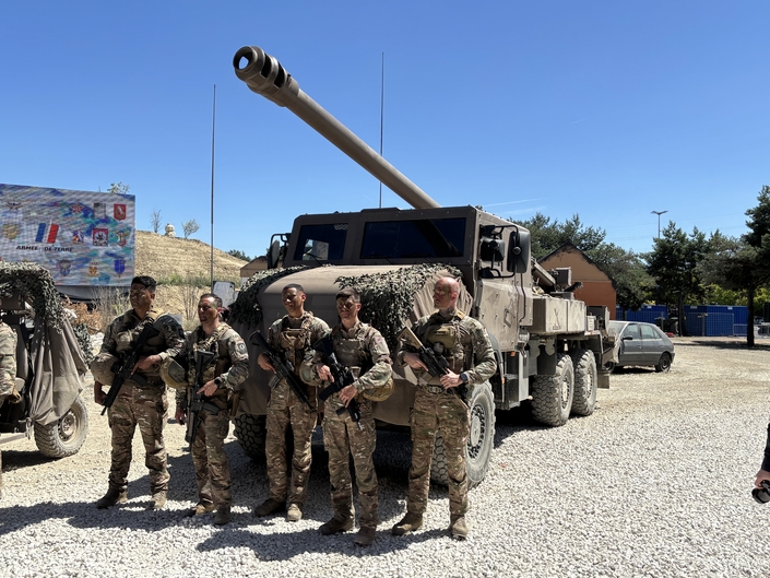 Le Canon mobile Caesar, envié par toutes les armées du monde a servi en Ukraine. Il peut tirer à 40 km avec une précision de 50 mètres. Le tout en 4 minutes.