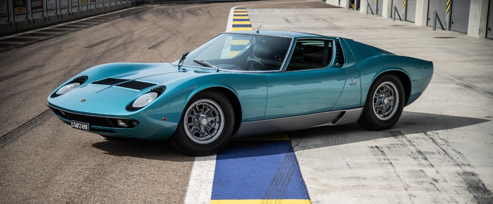 Reconnaissable à ses fameux « cils » autour des optiques avant et à ses voies arrière étroites, la première version de la Miura (ici une S de 1971) est déjà mythique, mais capricieuse à bien des égards. La SV qui nous attend a corrigé le tir…