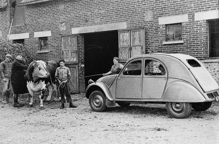 La 2 CV initiale dans son élément : la ferme.