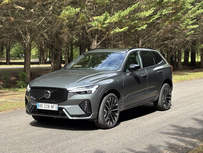 Le XC60 T6 (350 ch et 4 roues motrices), ici en finition haut de gamme Ultra est facturé 81 550 €, hors options et hors malus au poids.
