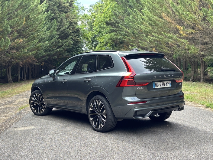 Le XC60 T6 est équipé d'une batterie de 14,7 kWh offrant une autonomie électrique de 79 km. Autrefois, cette autonomie était compétitive mais aujourd’hui, c’est moins que la concurrence, équipée de batteries plus imposantes et d’une recharge rapide.