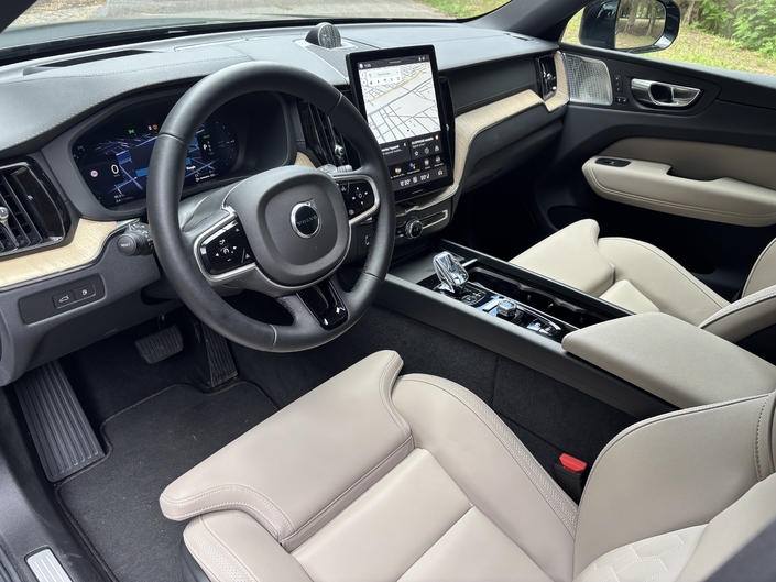 L'intérieur est haut de gamme. Le XC60 présente mieux que ses concurrents allemands par ses matériaux et sa qualité de finition.
