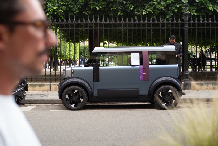 Le Hipster est anonymement garé le long du trottoir et les équipes Dacia guettent les réactions des badauds.