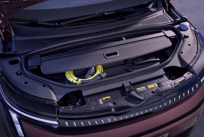 Si le Peaq dispose bien d’un coffre avant, ou frunk, celui-ci ne pourra guère accueillir que les câbles de chargement avec ses 37 litres. Sur ce point précis, le Tesla Model Y, disponible en 7 places sur certaines versions, reste inégalable avec ses 117 litres…qu’accompagne une soute affichant 854 litres en comptant le sous-coffre.