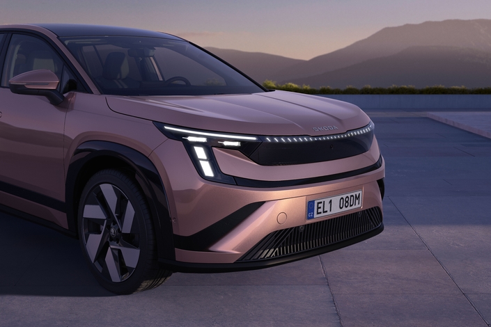Le Peaq 90x, à partir de 59 310 €, est plus onéreux que le Tesla Model Y Premium Transmission intégrale, affiché 53 990 €, somme à laquelle on doit ajouter 2500 € pour disposer de deux sièges d'appoint (soit 56 490 €).