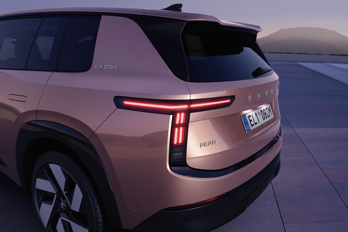 La capacité de remorquage s'établit à 1800 kg pour les Peaq 60 et 90, et 2000 kg pour la version 90x. Au chapitre des aspects pratiques, l'auto assure aussi une recharge bidirectionnelle pour alimenter de petits appareils électriques (barbecue, batterie de vélo, etc.)