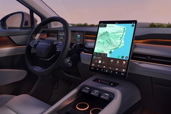 La diagonale de l'écran vertical s'établit à 13,6 pouces, soit l'équivalent d'une feuille au format A4. La version Sportline a l’exclusivité de ce volant à trois branches, qu’accompagnent une fonctionnalité de détection mains libres et des palettes réglant la régénération d’énergie lors des phases de décélération et freinage. Le Peaq permet ainsi la conduite "one pedal", fonctionnalité éminemment appréciable sur les voitures électriques.