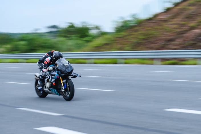 CFMoto veut détrôner Ducati et Aprilia avec son moteur V4 et bat déjà un record !