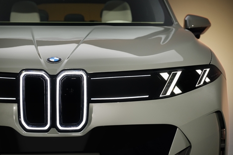 La signature lumineuse en forme de X est spécifique à ce nouveau X5.