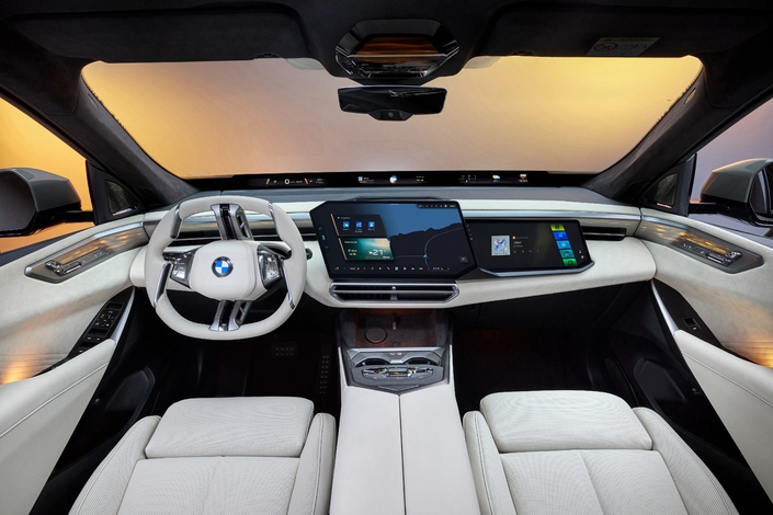 Le X5 hérite bien évidemment de la nouvelle organisation de planche de bord dénommé Panoramic Drive qui fait preuve de modernité tout en garantissant une excellente ergonomie.