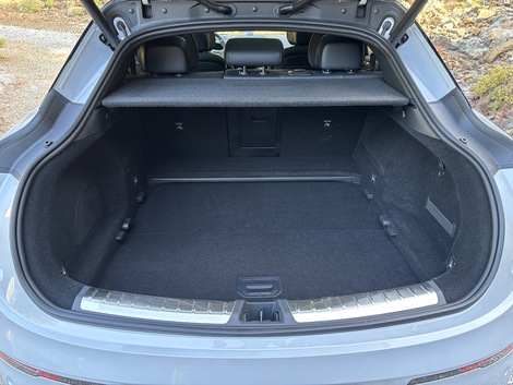 Bien que large, ll coffre manque de volume vu le gabarit. Le frunk est deux fois plus petit sur la 4x4 avec 32 dm3.