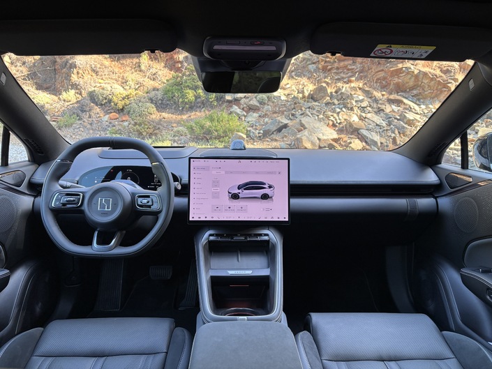 Les matériaux sont de bonne qualité, mais l’ambiance reste trop classique. Et surtout l’ergonomie entièrement tactile ne recueille pas tous les suffrages.