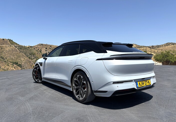 La Zeekr 7GT adopte un style moderne à l’européenne, et pour cause : son designer Lukas Medeisis est suédois. Un vrai "Shooting break" élancé, avec des vitres latérales sans encadrement.