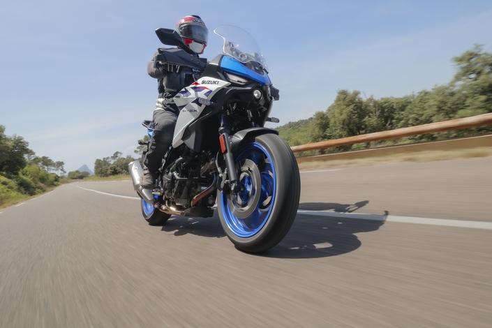 Suzuki SV7-GX : que vaut le nouveau trail routier de Suzuki ?