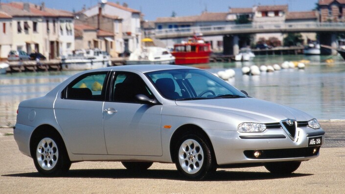Ultramoderne comportant des clins d'oeil au passé, la ligne de l'Alfa Romeo 156 a magnifiquement bien vieilli. Bientôt 30 ans ! Notez les poignées de porte arrière invisibilisées.