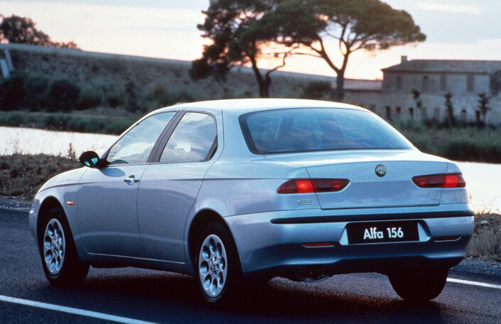 Traité tout en finesse, l'arrière de l'Alfa Romeo 156, apparue fin 1997, tranche génialement avec l'aspect bêtement massif des SUV actuels.