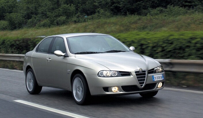 Vive dynamiquement, l'Alfa Romeo 156 2.4 JTDm, ici en 2004, gratifie aussi d'une belle sonorité et de performances encore estimables.