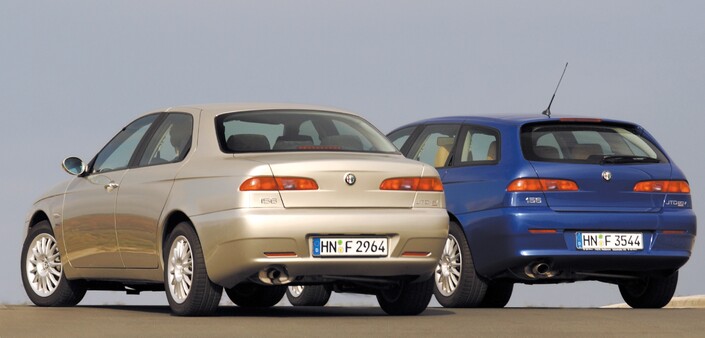 Le relooking de 2003 apporte à l'Alfa Romeo de nouveaux feux arrière, soulignés par un léger repli de tôle.