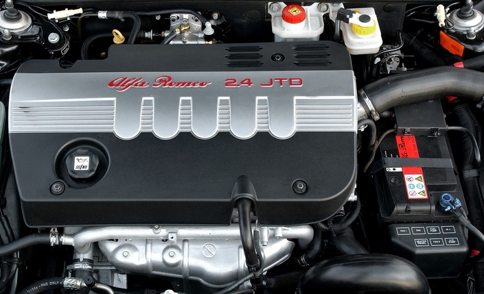 Malgré quelques pétouilles en début de carrière, le 5-cylindres 2,4 l JTD ou JTDm de l'Alfa Romeo 156 est très solide. Mais son encombrement complique le remplacement de la courroie de distribution.