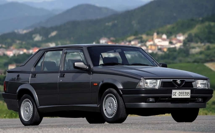 Pas vraiment belle mais bourrée de caractère, l'Alfa Romeo 75 se révèle même plutôt performante et économique en version 2.4 TD, ici en 1988.