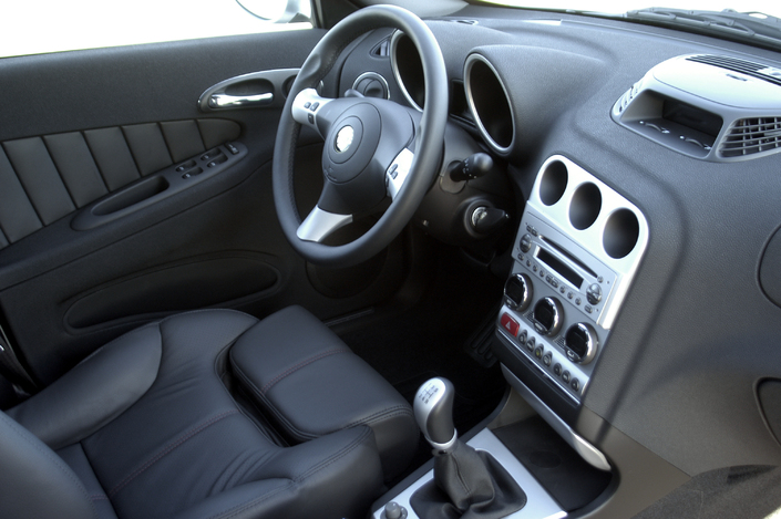En finition TI, l'Alfa Romeo 156 offre d'excellents sièges à longueur d'assise réglable.