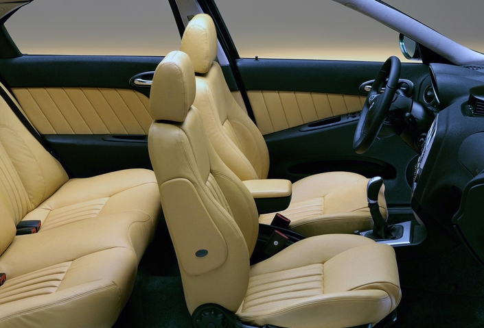 Très joliment présenté et fort correctement fini (sur les bons exemplaires), le cockpit de l'Alfa Romeo 156 manque cela dit d'espace.