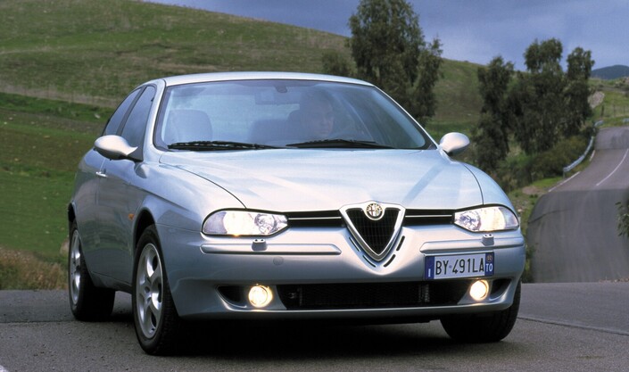 En 2002, l'Alfa Romeo 156 bénéficie de retouches (rétros et baguettes de boucliers peints), augmente son équipement et augmente sa puissance à 150 ch en 2.4 JTD.