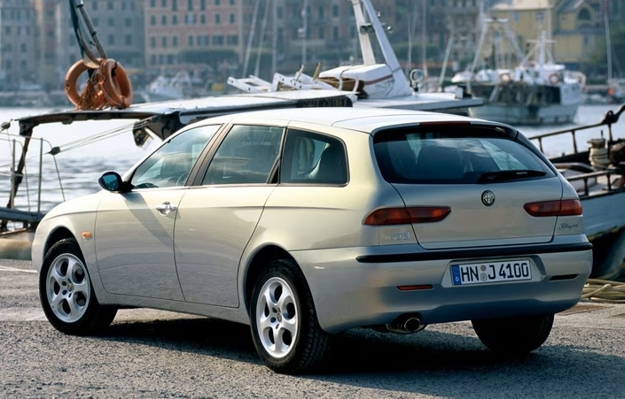 En 2000, l'Alfa Romeo 156 SW se décline en un break SW, bien plus stylé que spacieux, son volume maxi ne dépassant pas 1 150 l.
