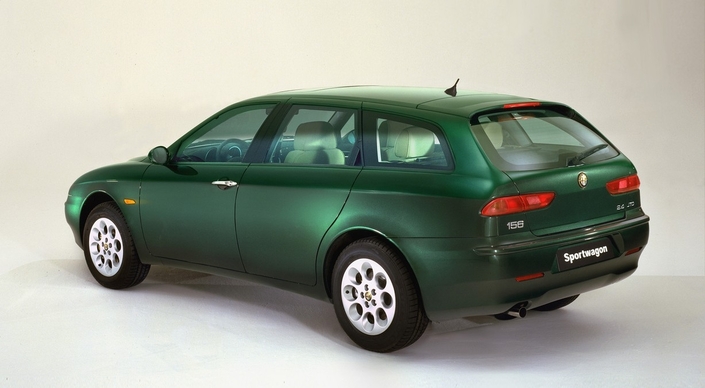 Le restylage de 2002 ne modifie que très peu la poupe de l'Alfa Romeo 156, même en SW.