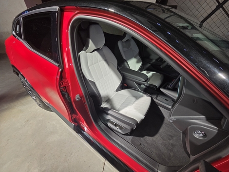 La sellerie en simili cuir blanc est réservée à l’entrée de gamme Techno