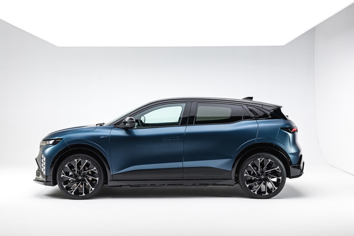 Cette teinte mate, dite bleu Satin, est l’une des 7 qui composent le teintier de la Mégane E-Tech. C’est aussi la seule nouveauté en la matière.