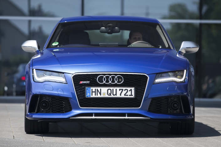 Tout est dans les détails, avec l'Audi RS7, comme cette petite prise d'air gris argent sous le bouclier avant, ici en 2013.