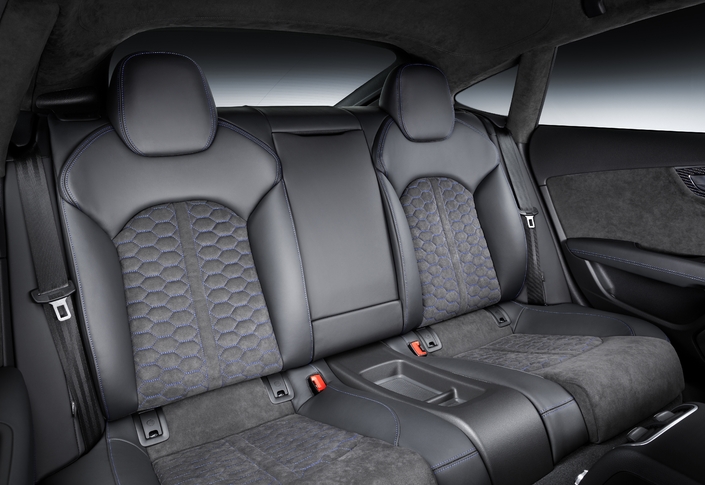 L'Audi RS7 accueille plus que de dignement des passagers arrière, grâce à une banquette très confortable et un bel espace disponible.
