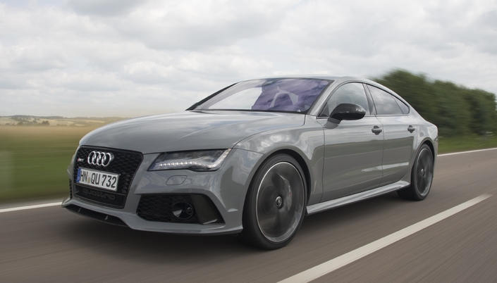 Quelle puissance de feu sous le capot de l'Audi RS7 ! Cela dit, la suspension DRC est très ferme sur route dégradée.