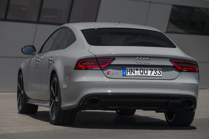 A l'arrière, l'Audi RS7, ici en 2013, escamote son béquet, là encore pour plus de discrétion.