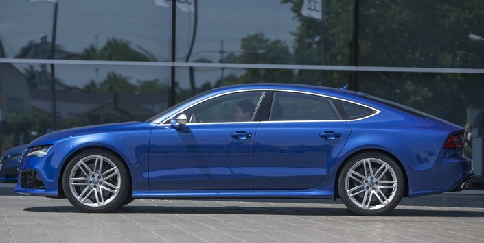 On peut aussi trouver des Audi RS7 au look plus classique que sportif, comportant des encadrement de vitre chromés, notamment. Ici en 2013.