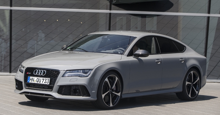 L'Audi RS7, aussi spectaculaire d'une TDI dotée de grandes jantes, ne laisse pas deviner que ses performances sont supérieures à celle de la supercar R8... V10 !
