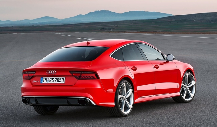 A l'arrière, l'Audi RS7 n'évolue pas sensiblement non plus, seuls ses feux étant modifiés en 2014.