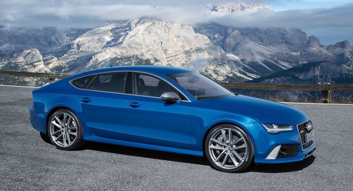 Fin 2015, l'Audi RS7 gagne en puissance (605 ch) dans sa rare variante Performance. On la repère à ses jantes et ses prises d'air latérales spécifiques sur le bouclier avant;