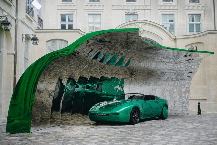 La Porsche 968 revue et corrigée par Arthur Kar était exposée dans une boutique éphémère parisienne.